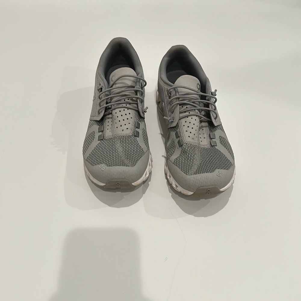 On cloud 5 women’s size 7 grey
